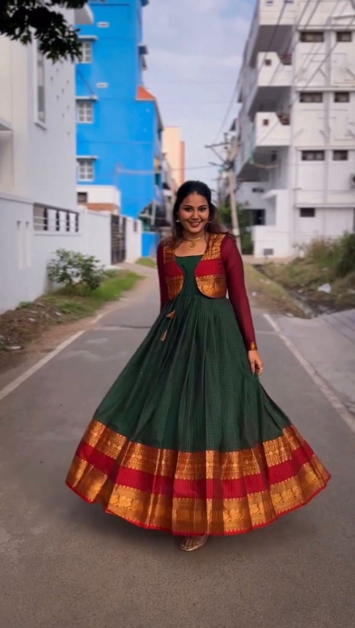 "Elegant Jacquard Silk Suit with Canvas Pata & Koti"