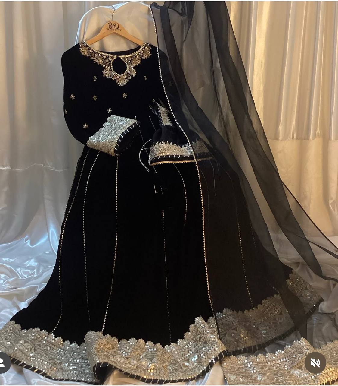 "Elegant Gwon Set with Embroidered Dupatta and Comfortable Pent"