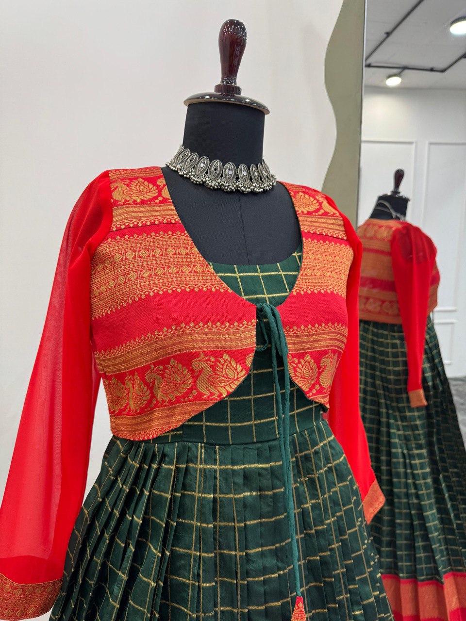 "Elegant Jacquard Silk Suit with Canvas Pata & Koti"