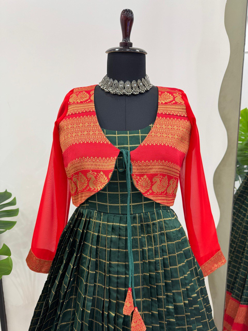 "Elegant Jacquard Silk Suit with Canvas Pata & Koti"
