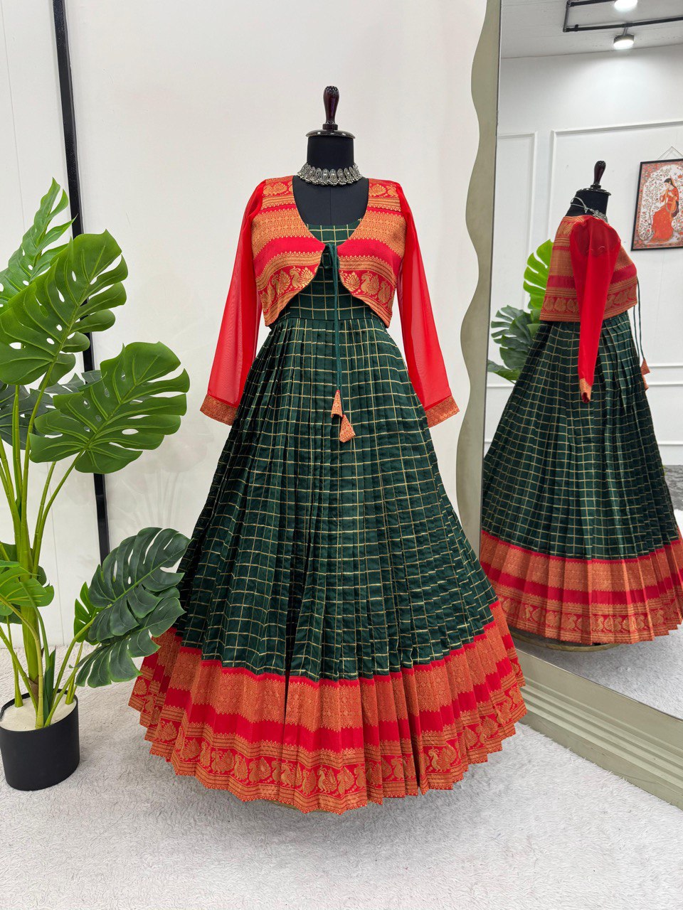 "Elegant Jacquard Silk Suit with Canvas Pata & Koti"