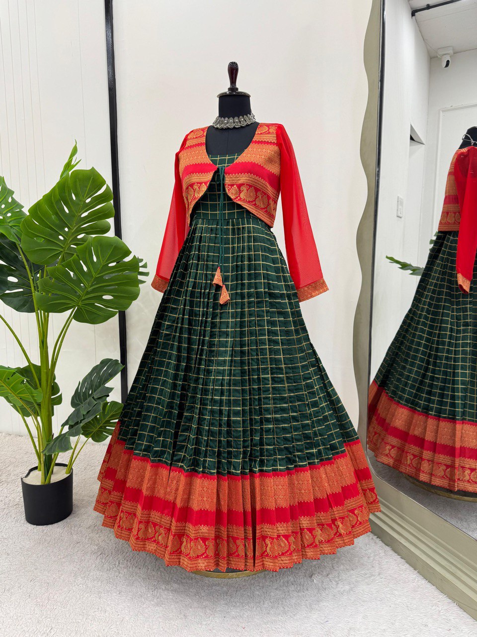 "Elegant Jacquard Silk Suit with Canvas Pata & Koti"