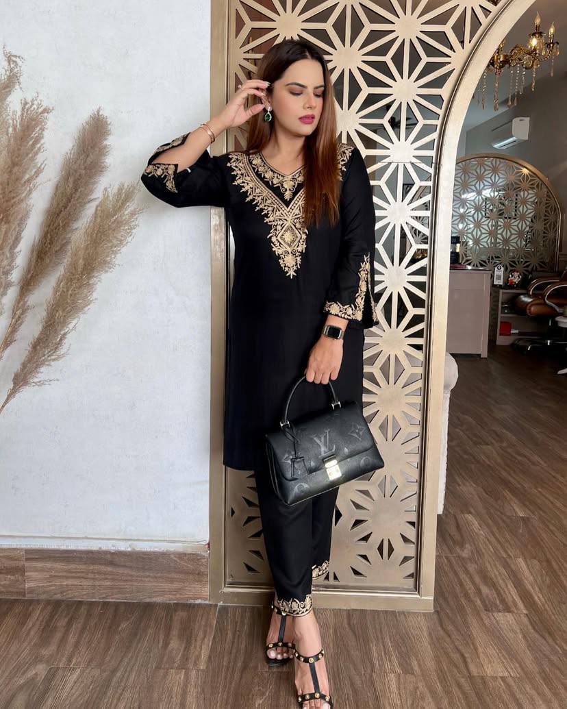 "Elegant Heavy Velvet Set with Beautiful Embroidery Work – Fully Stitched Top & Plazzo"