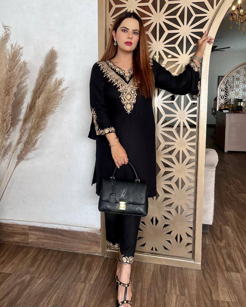 "Elegant Heavy Velvet Set with Beautiful Embroidery Work – Fully Stitched Top & Plazzo"