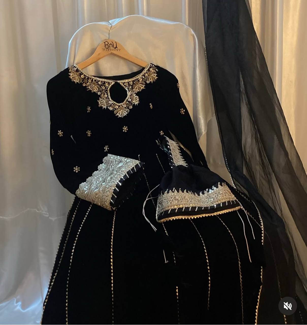 "Elegant Gwon Set with Embroidered Dupatta and Comfortable Pent"